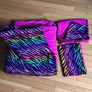 Rainbow comforter and two pillowcases